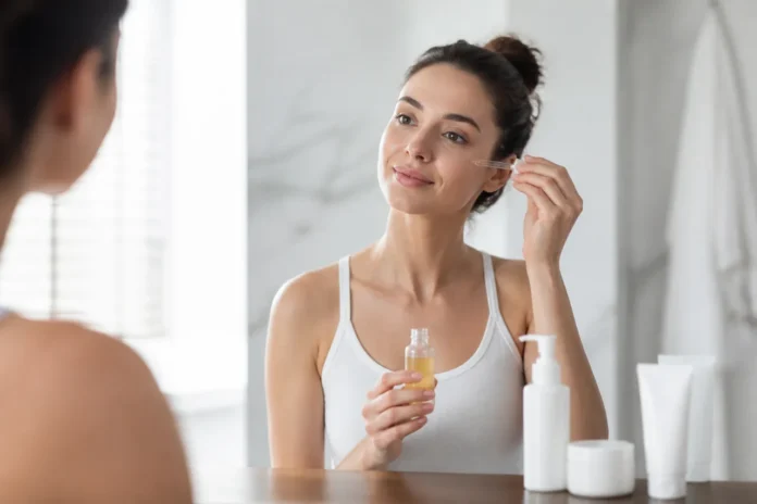 Ordinea corectă a serului cu vitamina C în rutina de îngrijire a feței Ordinea corectă a serului cu vitamina C în rutina de îngrijire a feței